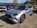 toyota-highlander-2022-5tdhzrbh1ns204892-img2.jpg